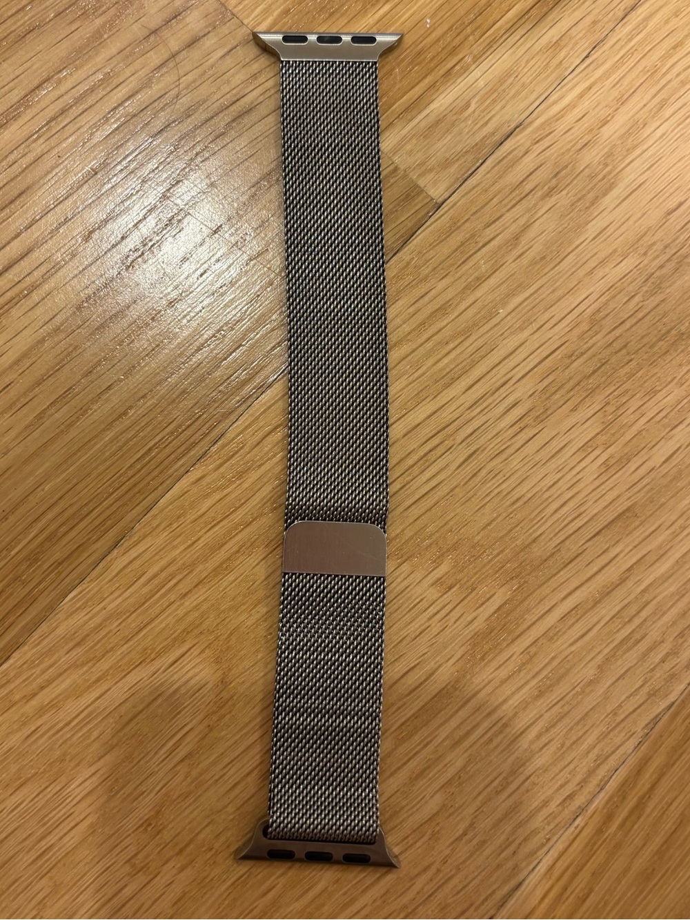 Apple Watch Series 7 Stainless steel Milanese loop in gold